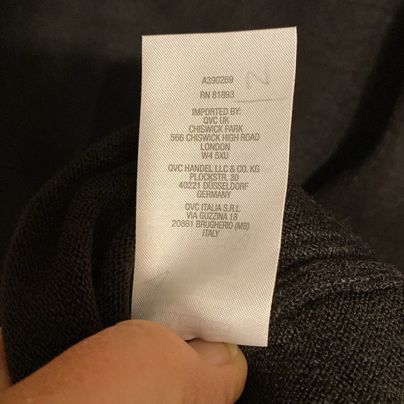 Denim & Co super soft v neck sweater. Medium. 29” long, 23” chest. - Picture 4 of 5